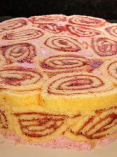 Una foto de Torta arrollada de mousse de frutilla🍓