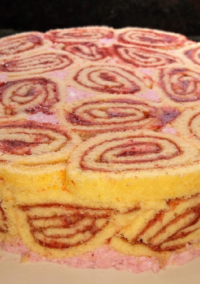 Una foto de Torta arrollada de mousse de frutilla🍓