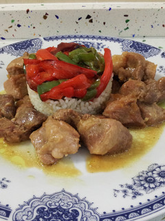 Una foto de Carne en salsa y arroz con pimientos