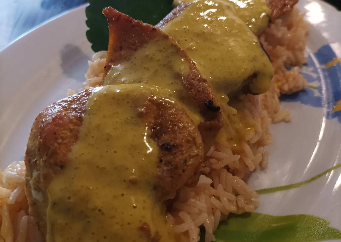 Medallones de pollo al curry con arroz al pimentón