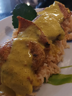 Una foto de Medallones de pollo al curry con arroz al pimentón