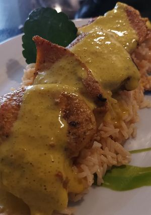 Una foto de Medallones de pollo al curry con arroz al pimentón