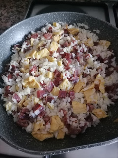 Una foto de Arroz asiático con huevos y atún (Thermomix)