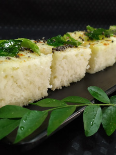 रवा ढोकळा (rava dhokla recipe in marathi) रेसिपी चे मुख्य फोटो