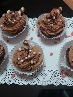 Csokis cupcake szívecskékkel, csokidarabkàkkal 💕💕💕 recept fotója