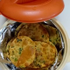 A picture of Methi poori.