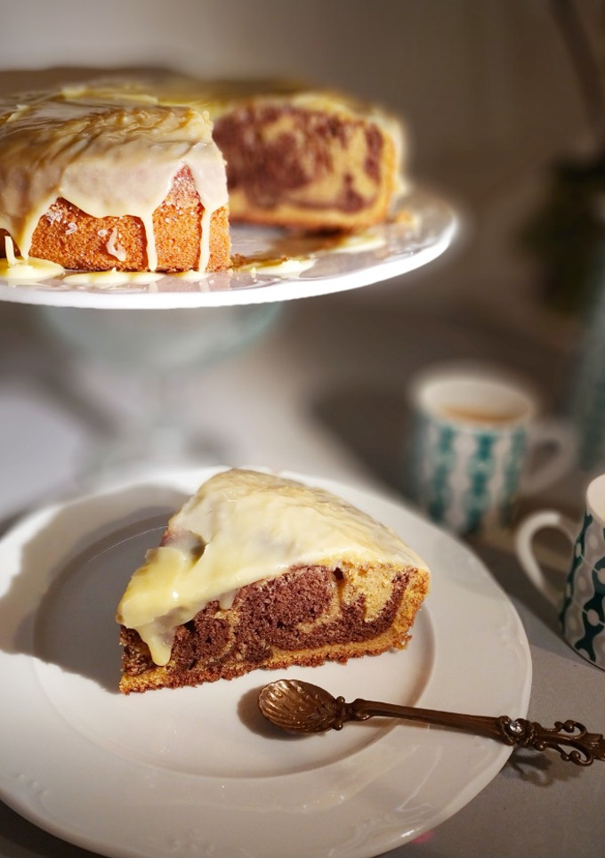 Una foto de Bizcocho Mármol con Crema de Chocolate Blanco