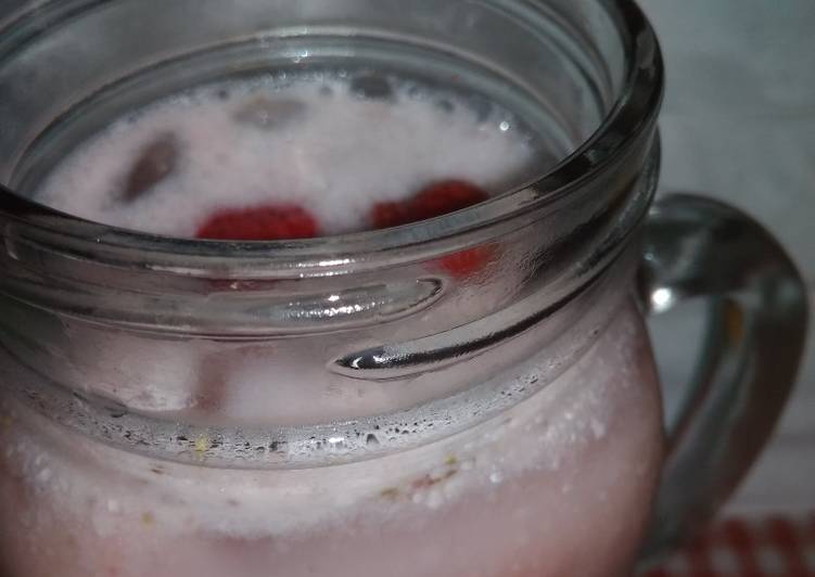 Langkah Mudah untuk Menyiapkan Strawberry smoothie, Enak Banget