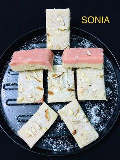 सूजी की बर्फी (suji ki barfi recipe in Hindi) रेसिपी मुख्य फोटो