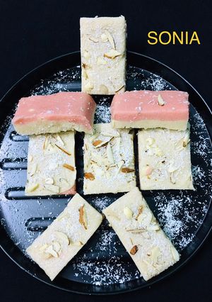 सूजी की बर्फी (suji ki barfi recipe in Hindi) रेसिपी मुख्य फोटो
