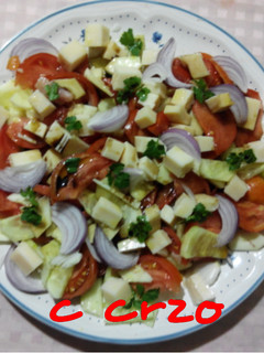 Una foto de Ensalada de tomate y queso
