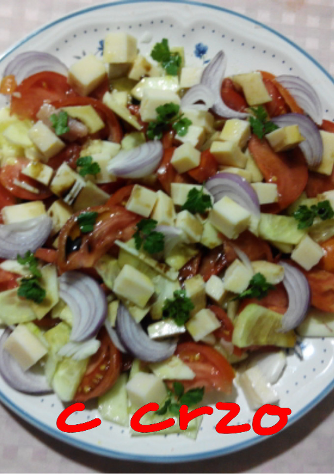 Una foto de Ensalada de tomate y queso