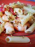 Penne con gamberi, pomodorini e granella di pistacchio