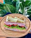 Bánh mì thịt nguội và phô mai 🧀 🥓 🍅 🥬