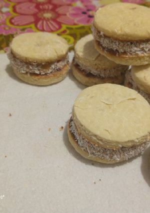 Una foto de Alfajorcitos de Maicena y harina de arroz con pasta de maní