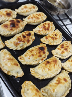 Una foto de Empanadas de carne cortada a cuchillo