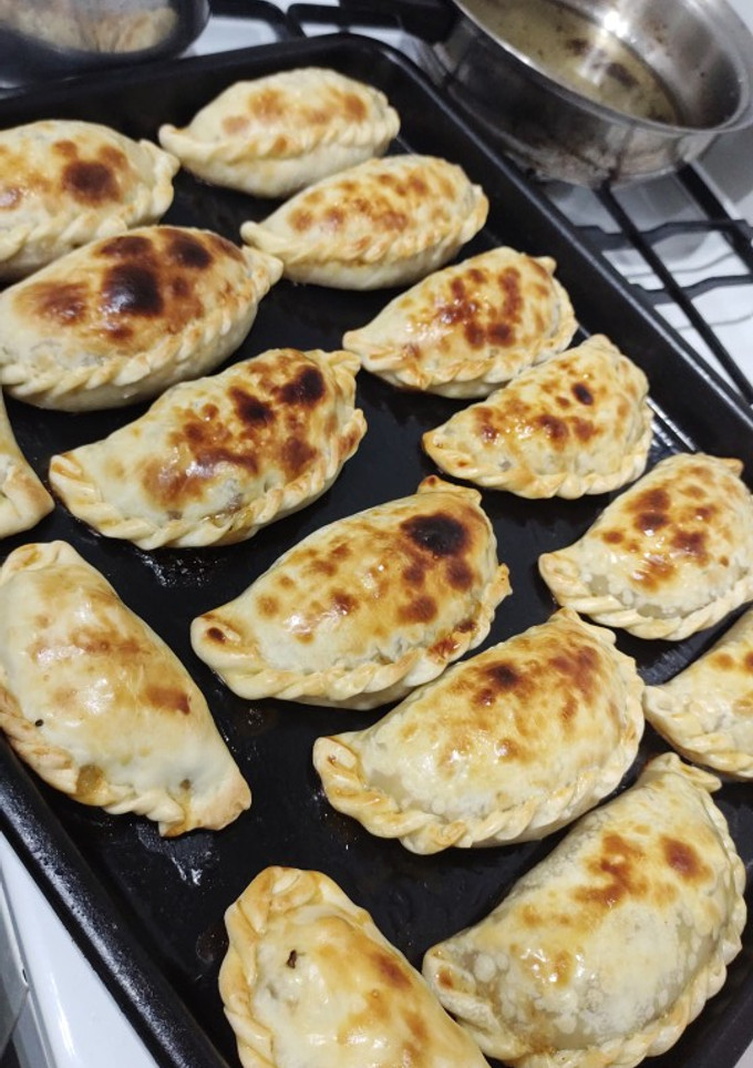 Una foto de Empanadas de carne cortada a cuchillo