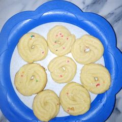 A picture of Danish butter cookies.