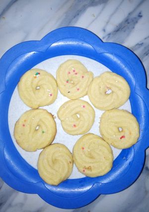 A picture of Danish butter cookies.