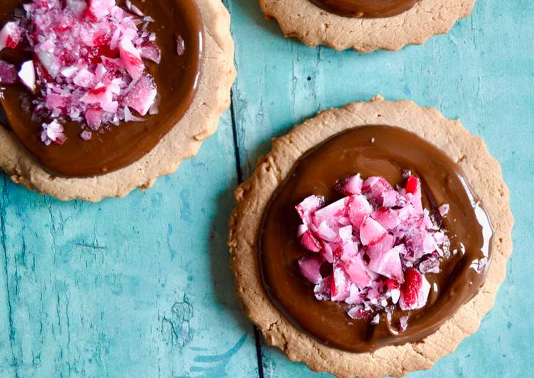 Simple Way to Prepare Gordon Ramsay Candy Cane Chocolate Cookies