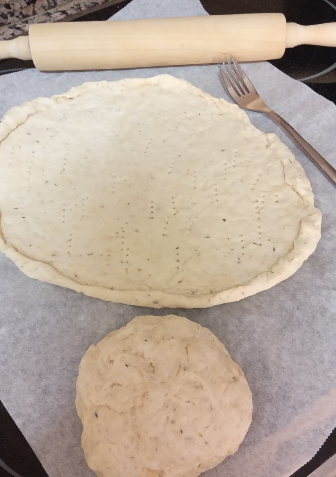 Una foto de Masa de pizza con vino, sin levadura, fácil y rápida