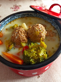 Őszi, brokkolis húsgombóc 🍲leves recept fotója