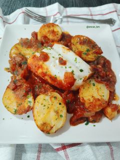 Una foto de Bacalao al horno con tomate y patatas
