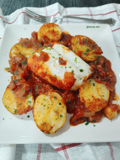 Una foto de Bacalao al horno con tomate y patatas