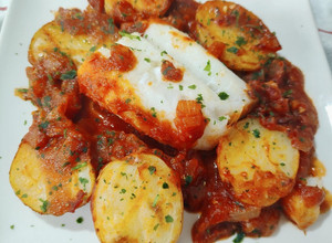 Foto principal de Bacalao al horno con tomate y patatas