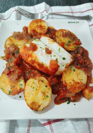 Una foto de Bacalao al horno con tomate y patatas