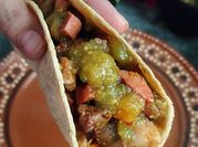 Una foto de carne de res en salsa verde