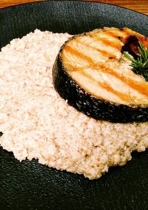 Foto de Falso Risotto de Quinoa Com Parmesão a la Marco e Posta de Salmão Grelhado