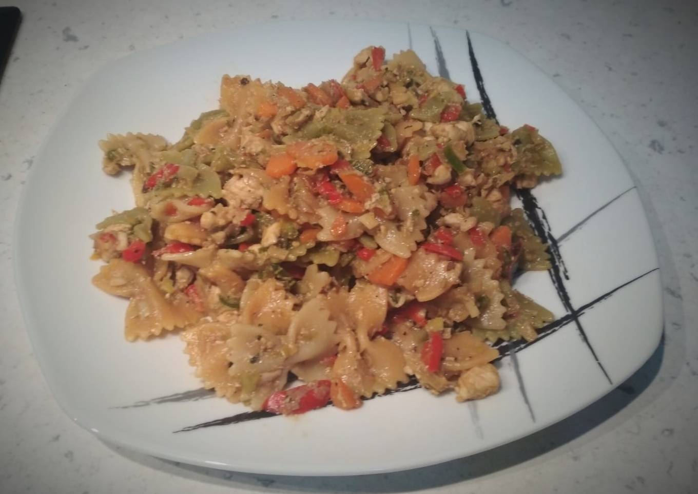 Pasta especiada, con soja y pollo