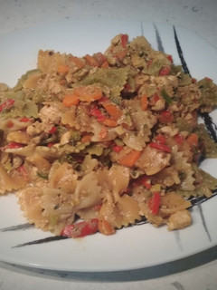 Una foto de Pasta especiada, con soja y pollo