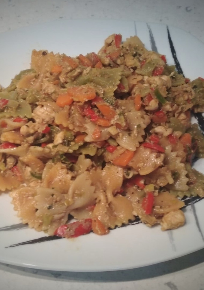 Una foto de Pasta especiada, con soja y pollo
