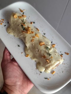 Una foto de Macrocanelón de carrilleras y gorgonzola con bechamel de pesto