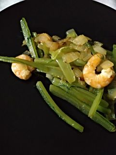 Una foto de Salteado de Borraja con gambas