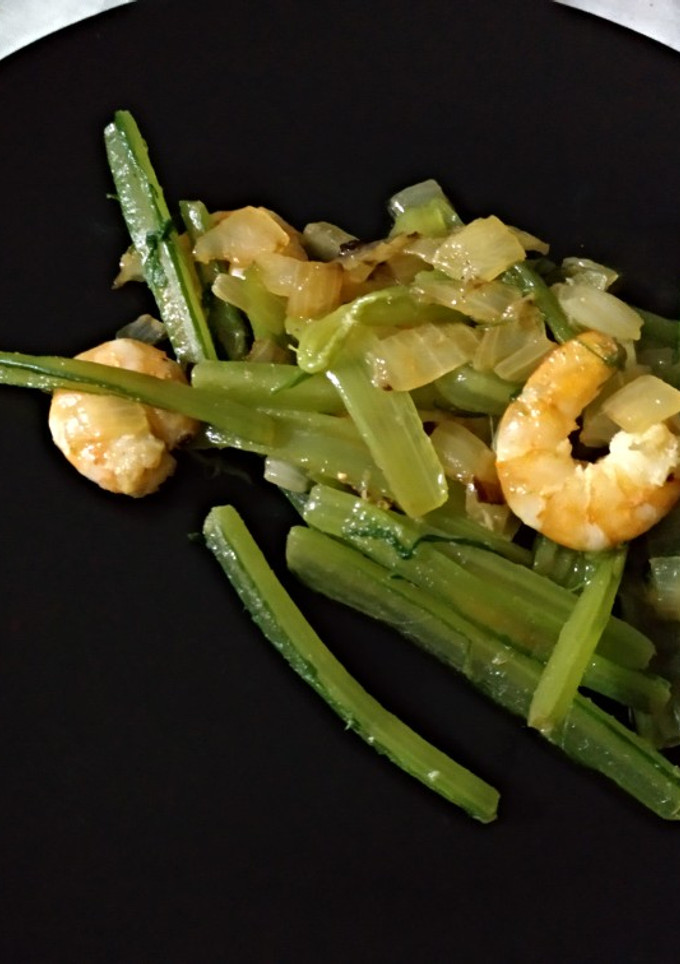 Una foto de Salteado de Borraja con gambas