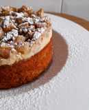 Bizcocho de nueces con cobertura de crema y manzana sin gluten