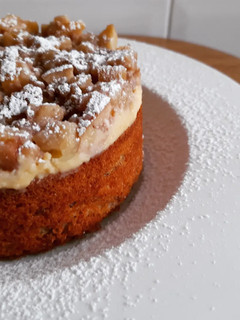 Foto principal de Bizcocho de nueces con cobertura de crema y manzana sin gluten