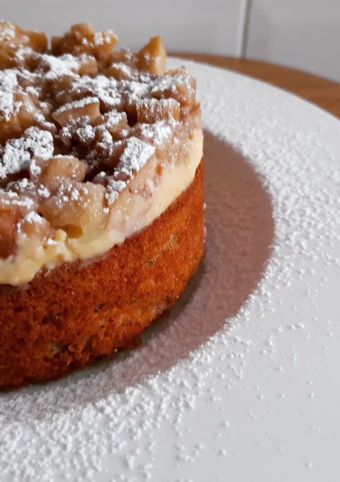 Una foto de Bizcocho de nueces con cobertura de crema y manzana sin gluten