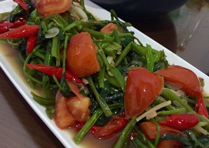 Bagaimana Menyiapkan Cah Kangkung sedap yummi ! yang Menggugah Selera