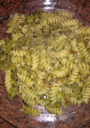 Una foto de Fideos salteados con brócoli