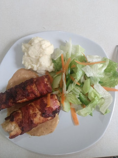 Una foto de Pechugas envueltas en tocino y rellenas de queso