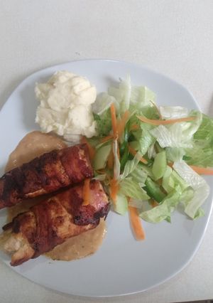 Una foto de Pechugas envueltas en tocino y rellenas de queso