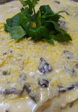 Una foto de Ravioles con salsa de hongos