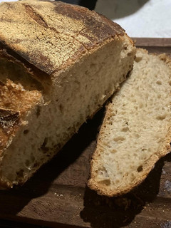 Una foto de Hogaza de Pan, de harina y avena, con masa madre