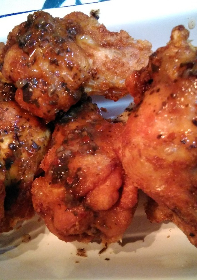Una foto de Alitas y Jamoncito de Pollo, con Chimichurri