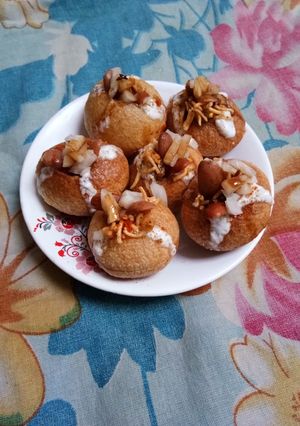 गोलगप्पा दही चाट (Golgappa Dahi Chaat recipe in Hindi) रेसिपी मुख्य फोटो