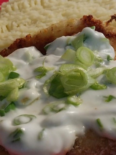 Una foto de Filet de pescado(pescadilla) empanado al horno con lacto emulsión de verdeo